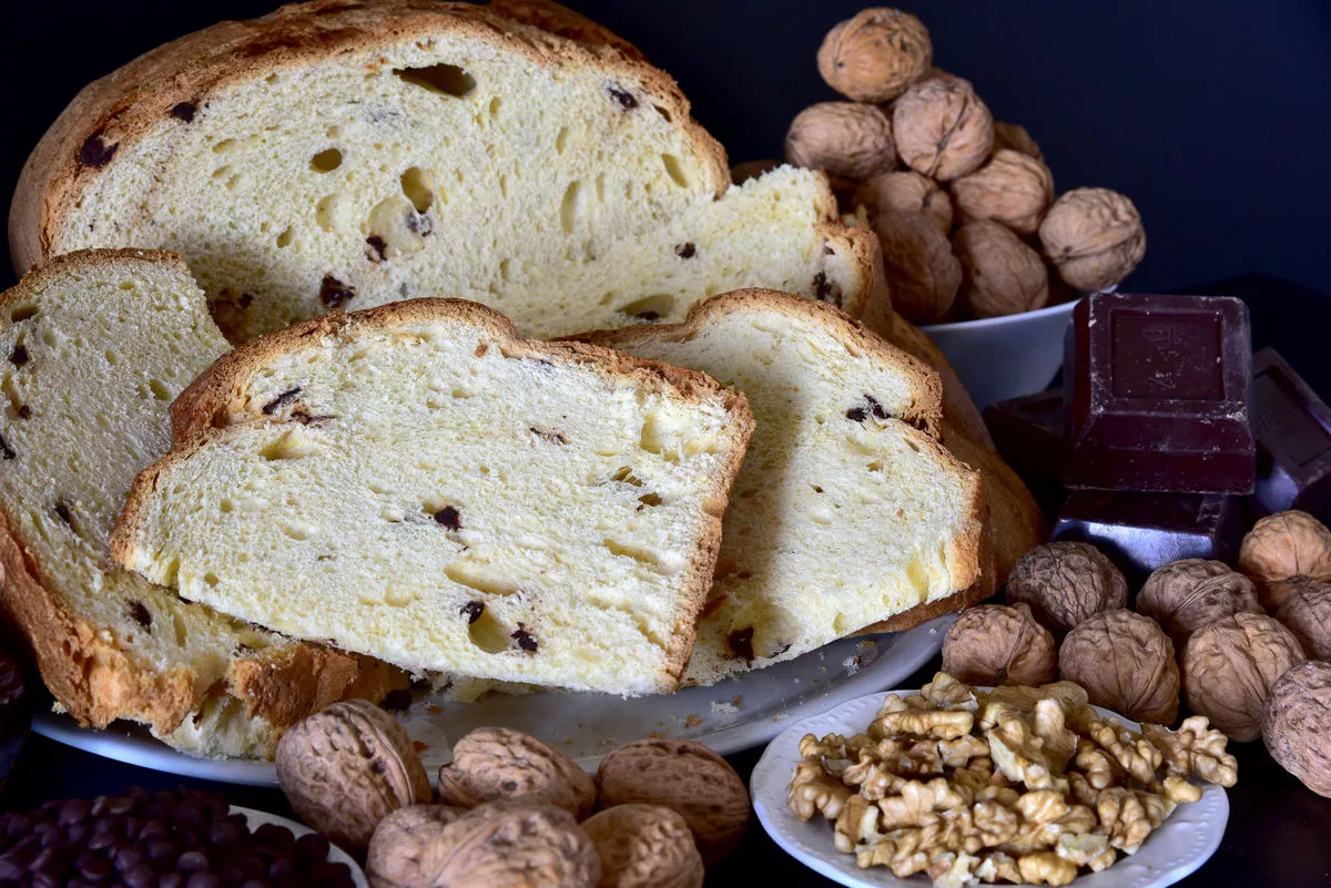 Panettone with walnuts and chocolate