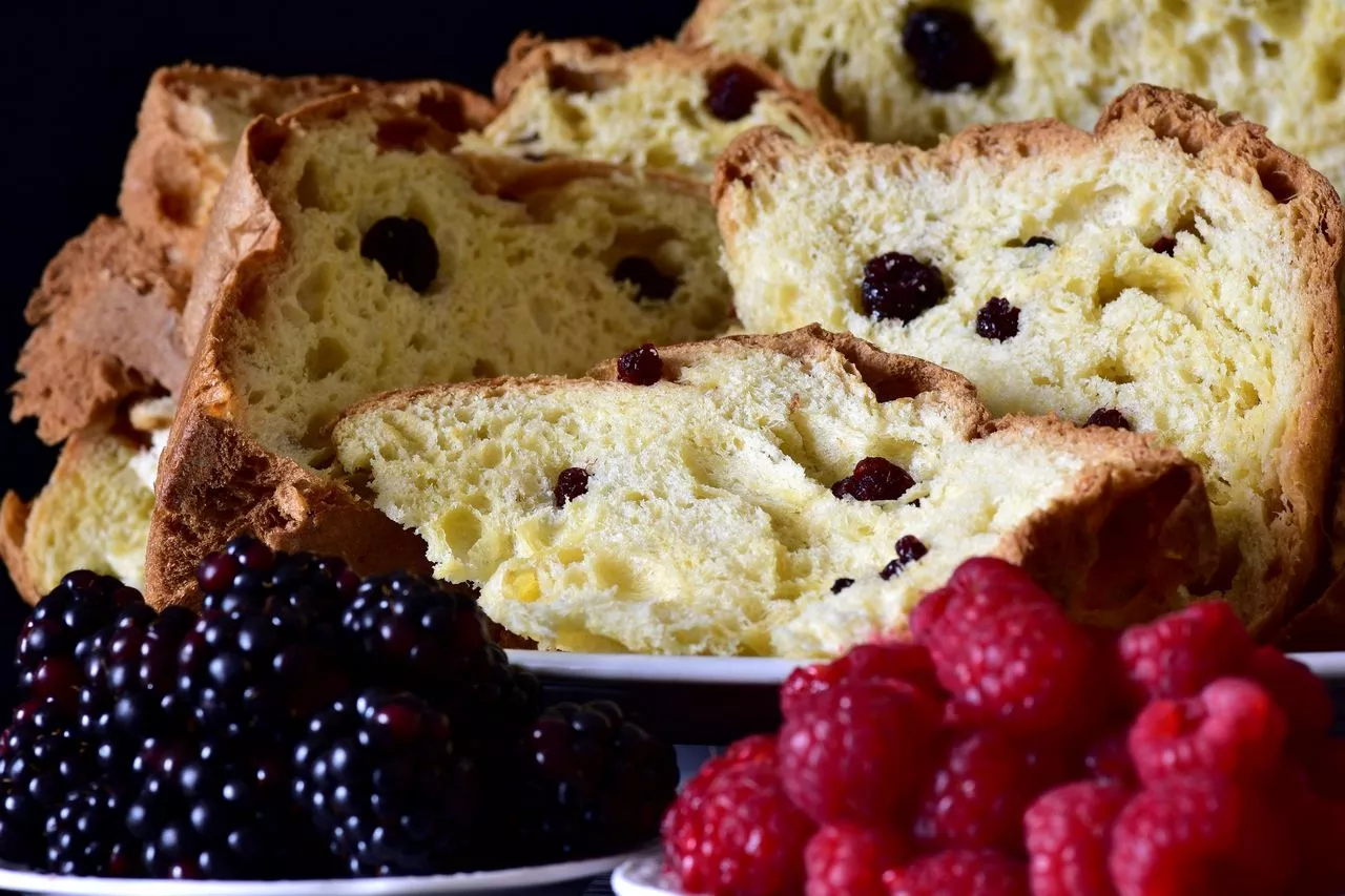 Panettone with berries