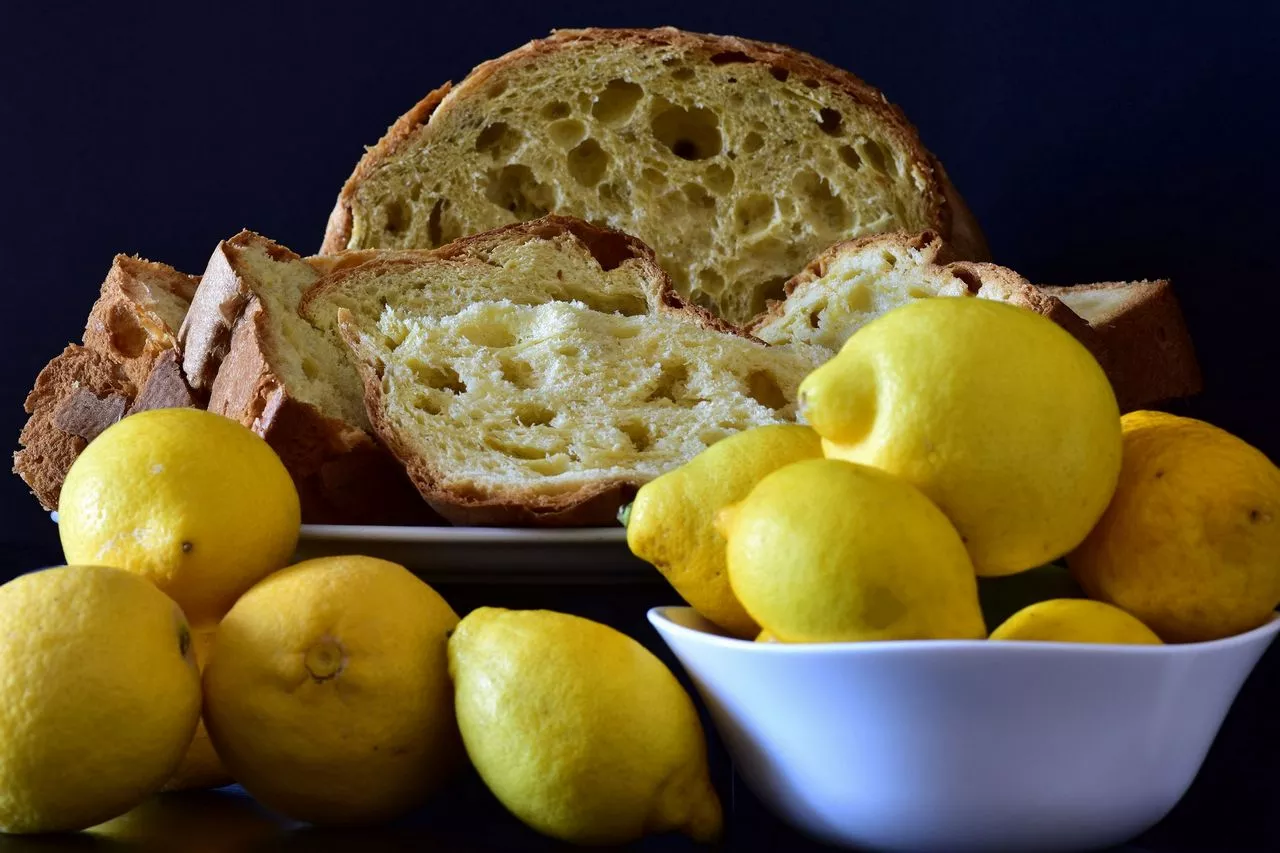 Panettone with lemon