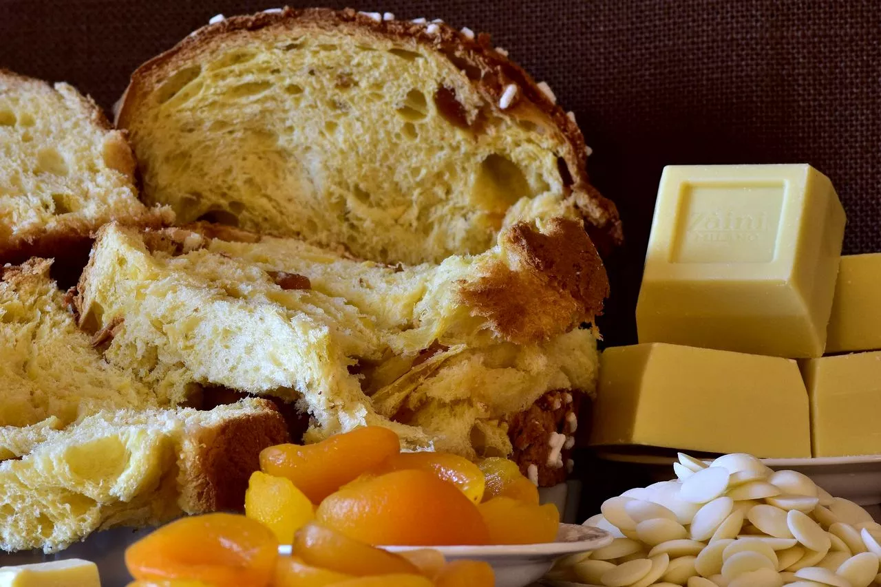 Apricot and white chocolate colomba