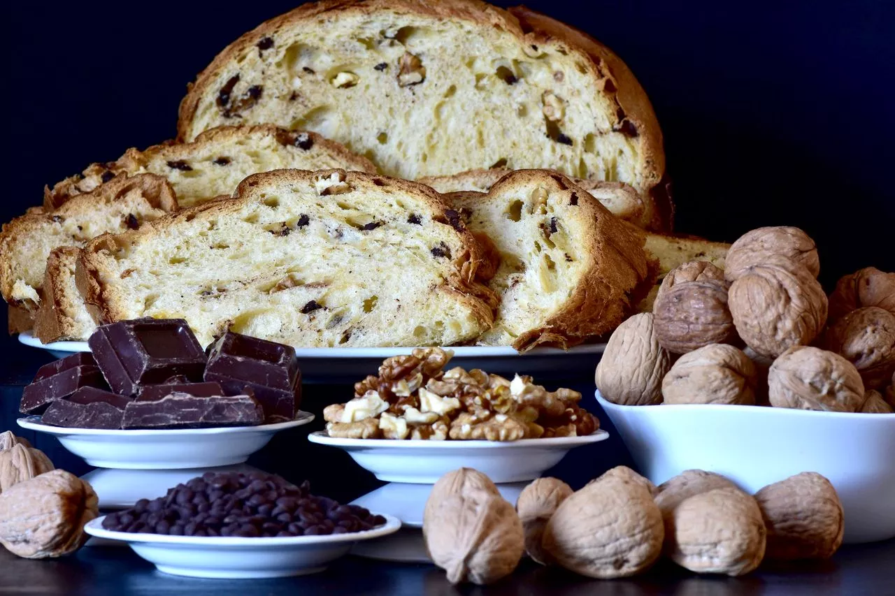 Panettone with walnuts and chocolate