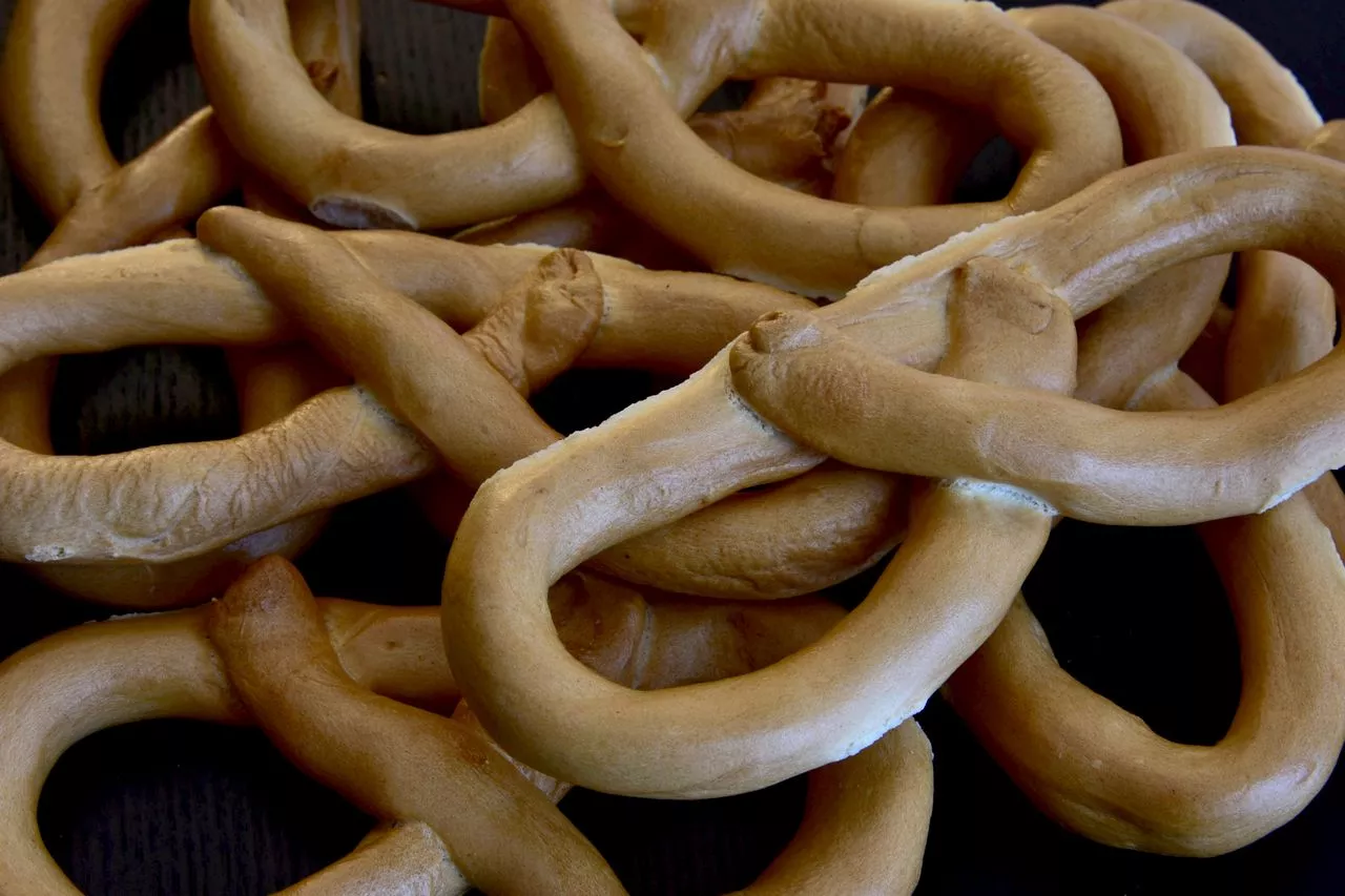 Small traditional taralli