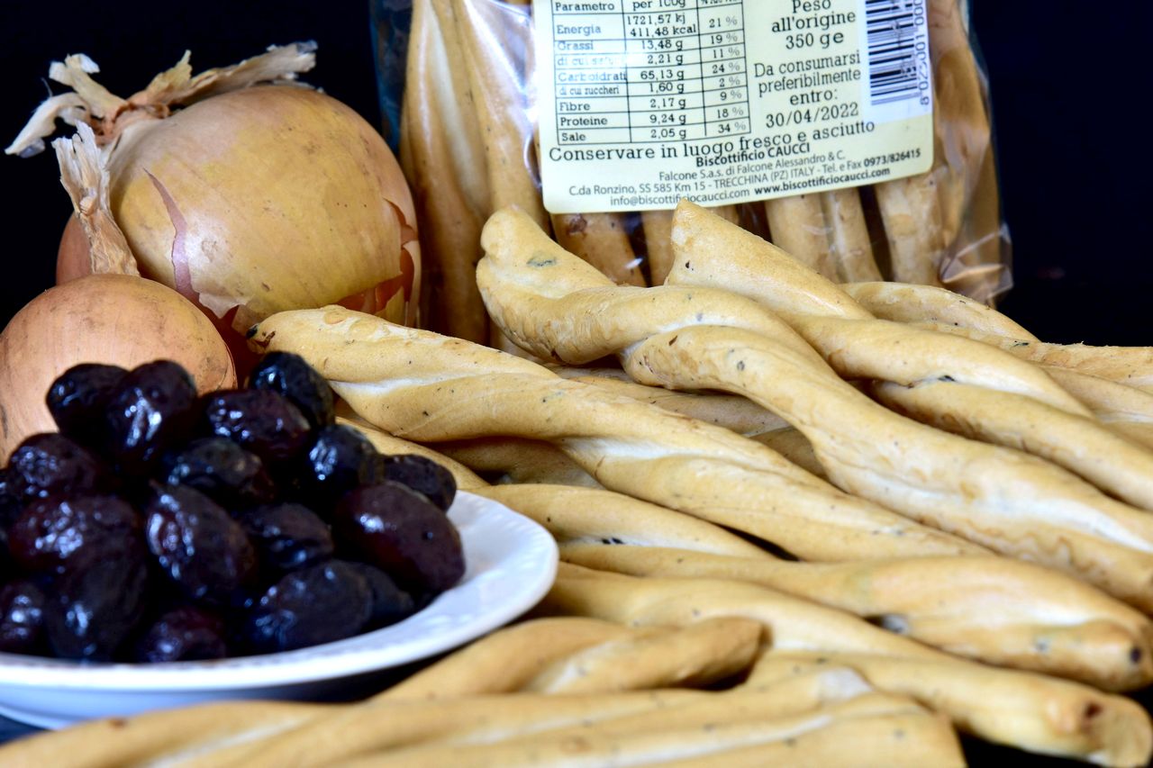 Treccine alle olive nere e cipolla