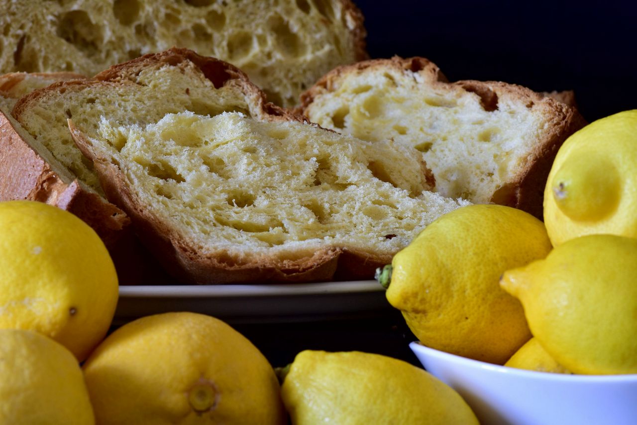 Panettone with lemon